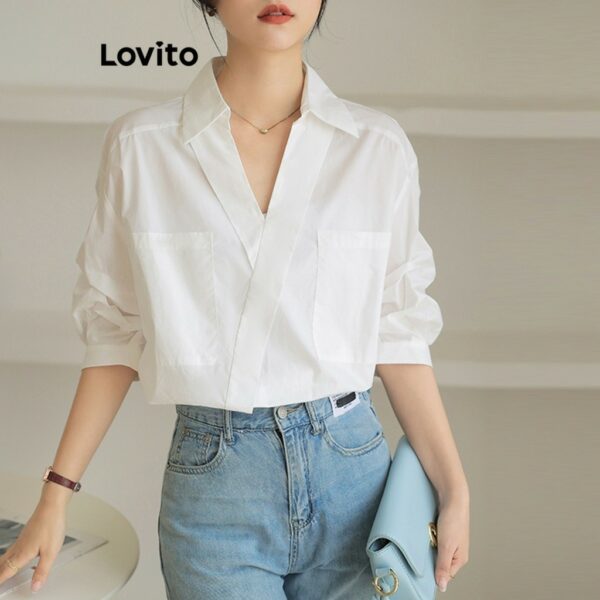 Lovito เสื้อเบลาส์ผู้หญิง มีกระเป๋า ทรงอสมมาตร สีพื้น สไตล์ลำลอง LNE29139 (สีขาว)