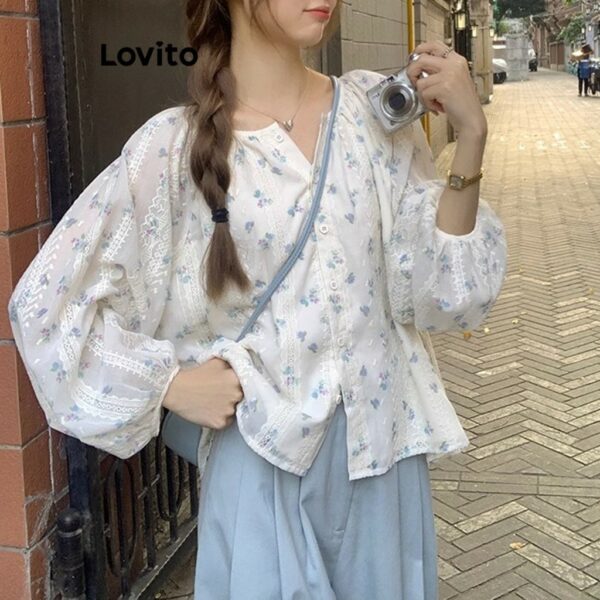 Lovito เสื้อเบลาส์ผู้หญิง สไตล์ลำลอง ปักลายดอกเดซี่ มีกระดุมหน้า LNA29063 (สีขาว)