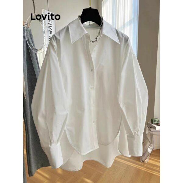 Lovito เสื้อเบลาส์ผู้หญิง อสมมาตร กระดุมด้านหน้า สีพื้น หรูหรา LNE24084 (สีขาว)