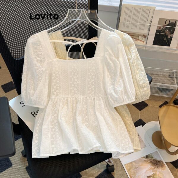 Lovito เสื้อเบลาส์ แขนพอง เย็บปักลายตาไก่ สีพื้น สไตล์ลำลอง สำหรับผู้หญิง LNE16177 (สีขาว)