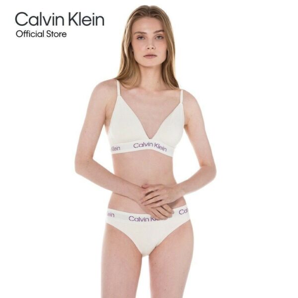 CALVIN KLEIN เสื้อชั้นในผู้หญิง Stencil Logo Modern Cotton ทรง Lightly Line รุ่น QF7456 YAE - สีขาว