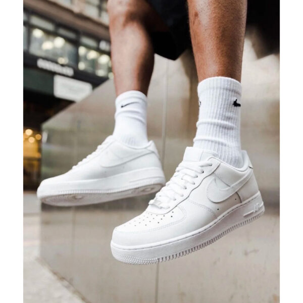 Nike ไนกี้ รองเท้าผ้าใบ รองเท้าสีขาว W Air Force 1 07 DD8959-100 (3700)