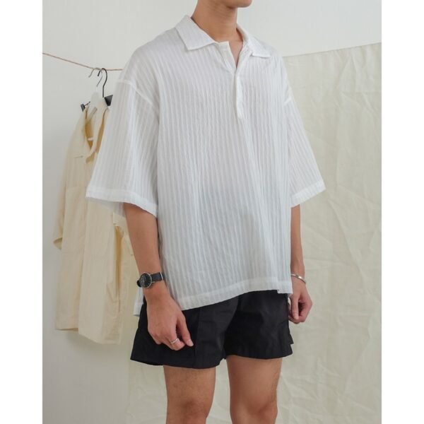 Open-Sleeved Polo Shirt in White | เสื้อเชิ้ตแขนสั้นคอโปโลผัาลายริ้วคลื่น สีขาว